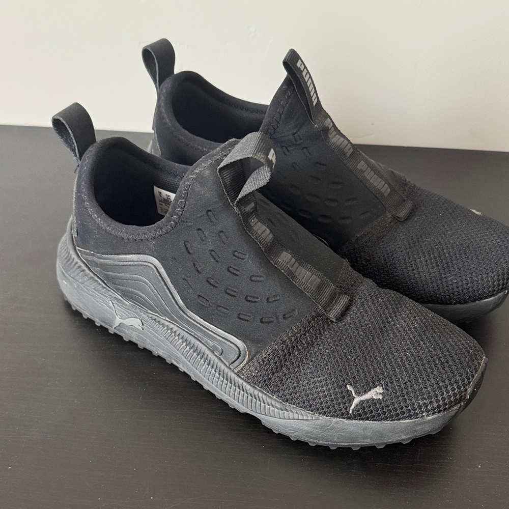 Puma boys 6 Black Athletic Slip-Ons